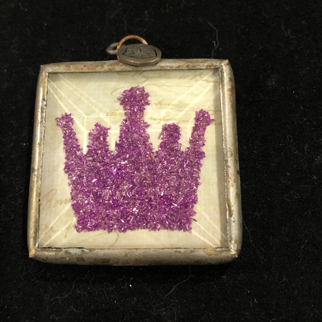 The Queen Charm 15$
